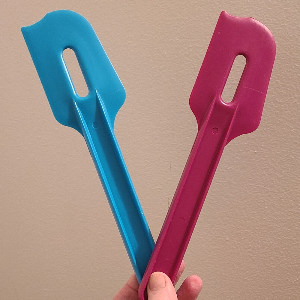 2 Tupperware Spatula/Scraper - Picture 3 of 4
